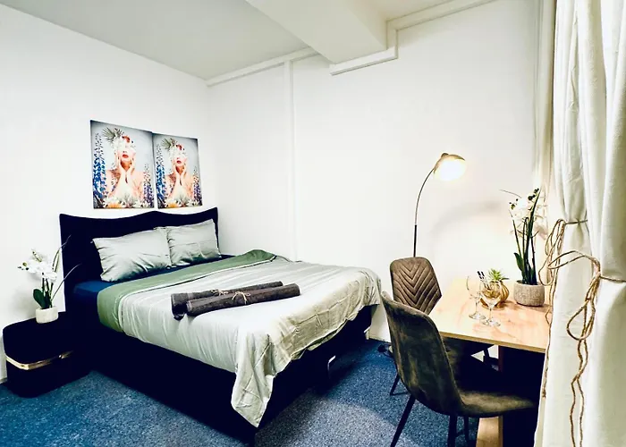 Apartment Private In Spacious 7-bedroom Apartment, Prime Location