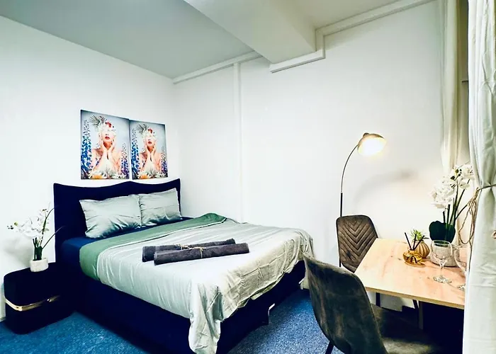 Private In Spacious 7-bedroom Apartment, Prime Location Apartment