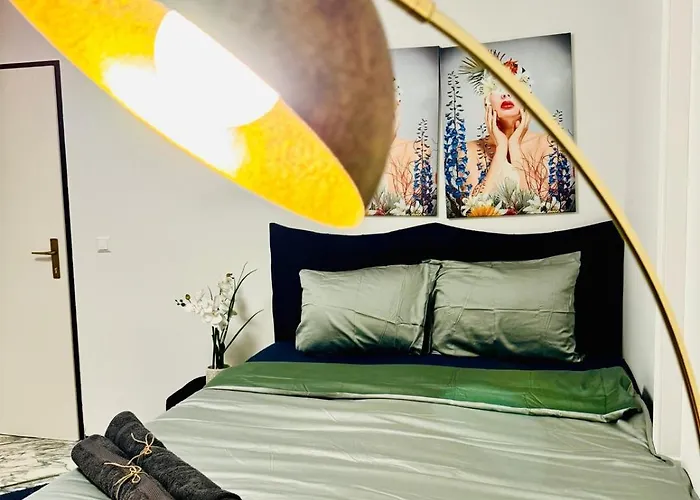 Private In Spacious 7-bedroom Apartment, Prime Location * Vienna