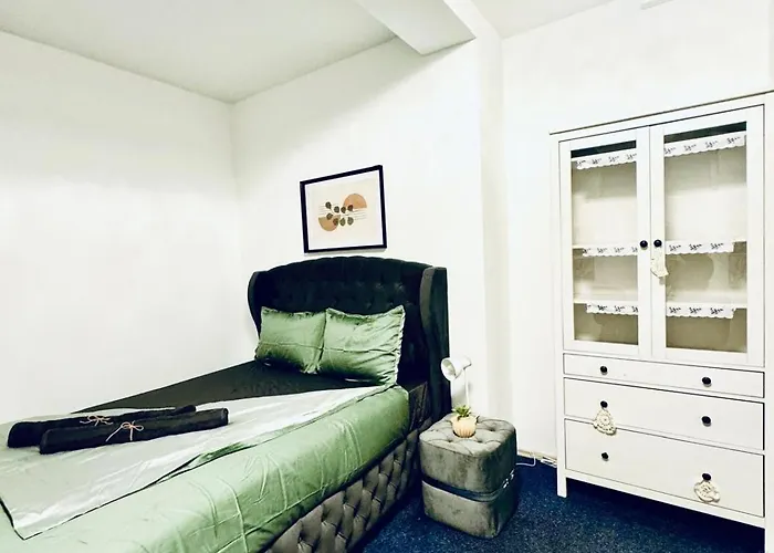 Apartment Private In Spacious 7-bedroom Apartment, Prime Location