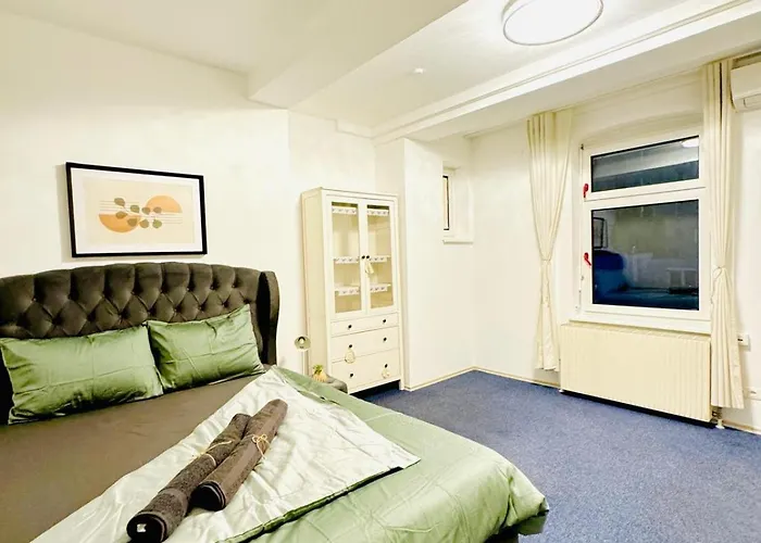 Private In Spacious 7-bedroom Apartment, Prime Location * Vienna