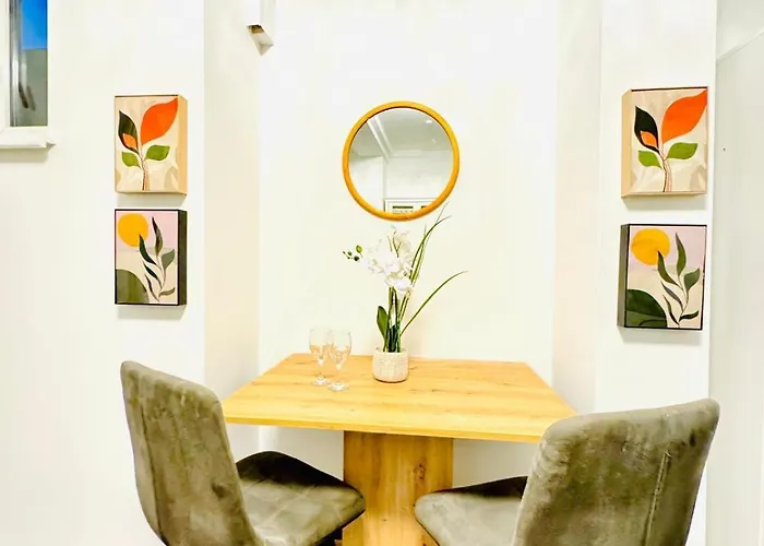 Private In Spacious 7-bedroom Apartment, Prime Location Apartment