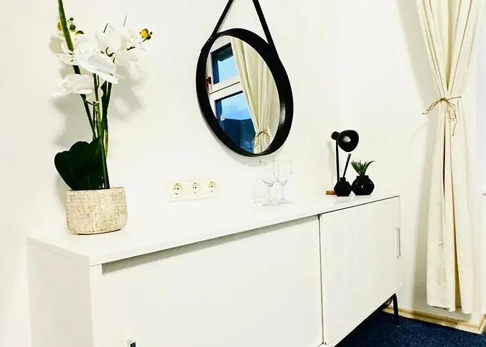 Apartment Private In Spacious 7-bedroom Apartment, Prime Location *