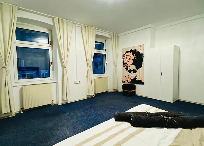 Private In Spacious 7-bedroom Apartment, Prime Location Apartment *