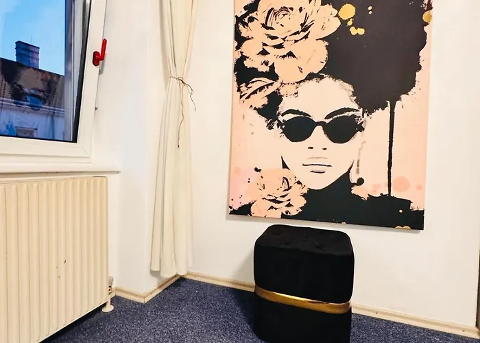 Apartment Private In Spacious 7-bedroom Apartment, Prime Location *