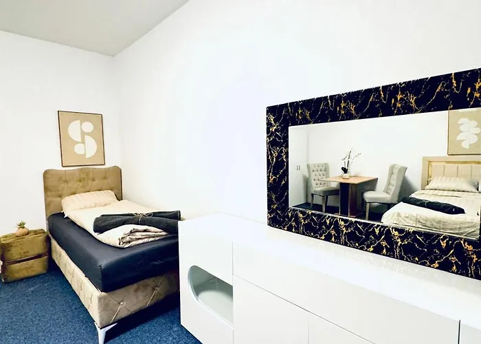 Apartment Private In Spacious 7-bedroom Apartment, Prime Location
