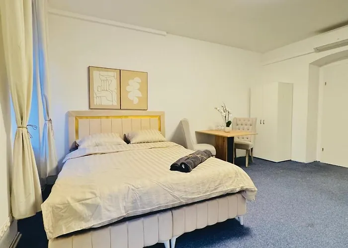 Apartment Private In Spacious 7-bedroom Apartment, Prime Location *