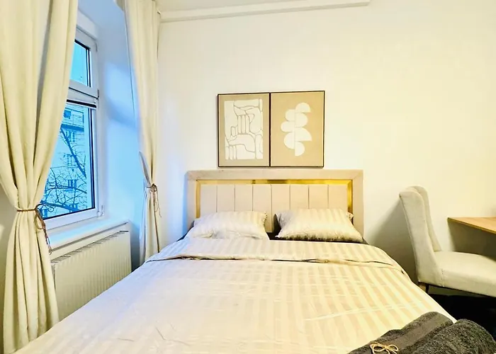 Private In Spacious 7-bedroom Apartment, Prime Location * Vienna