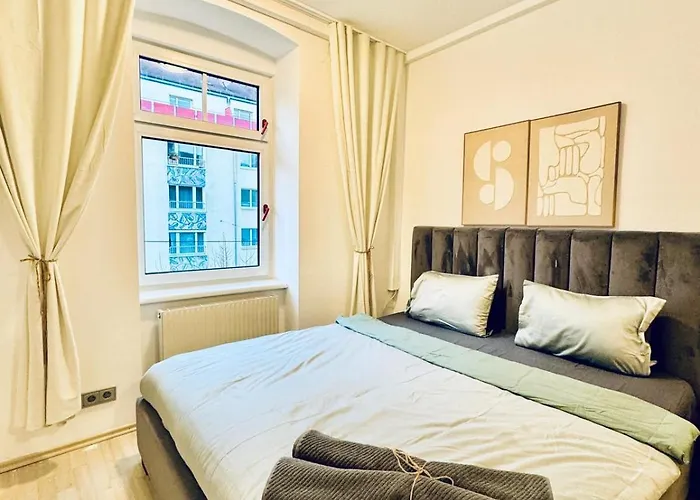 Private In Spacious 7-bedroom Apartment, Prime Location Vienna