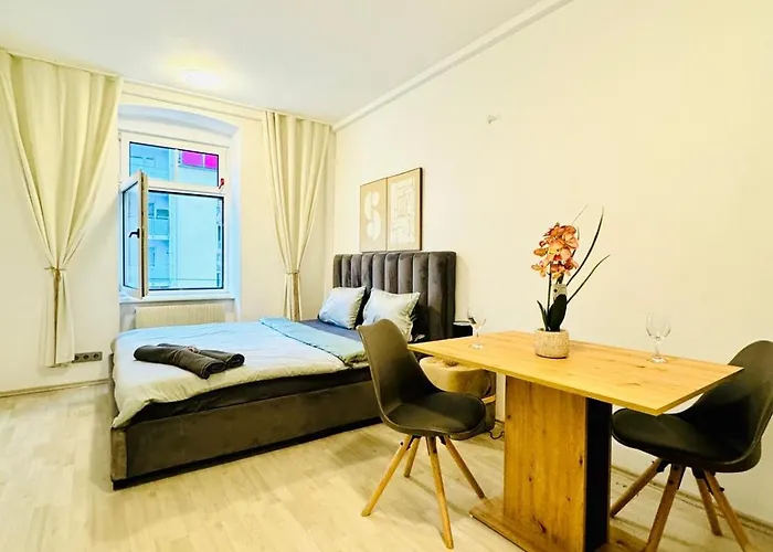 Private In Spacious 7-bedroom Apartment, Prime Location