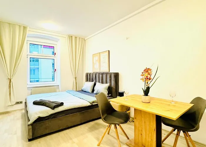 Private In Spacious 7-bedroom Apartment, Prime Location Apartment