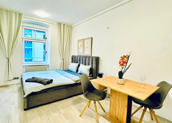 Apartment Private In Spacious 7-bedroom Apartment, Prime Location