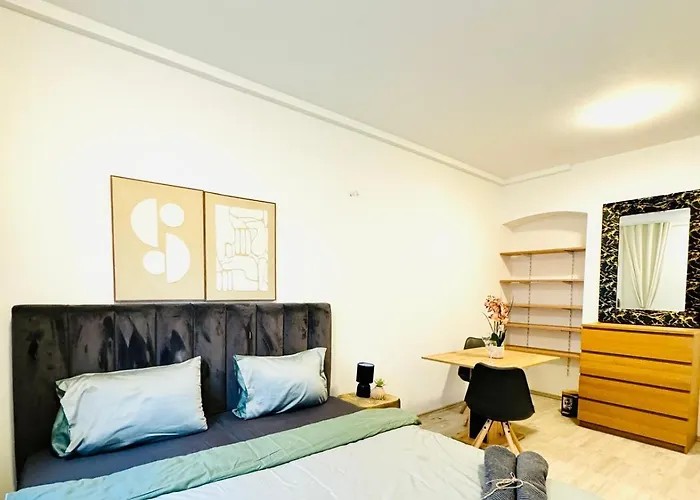 Private In Spacious 7-bedroom Apartment, Prime Location Apartment