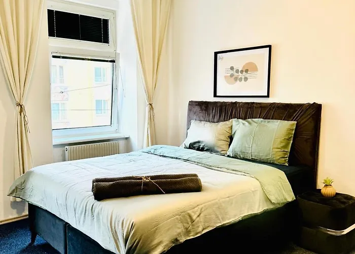 Apartment Private In Spacious 7-bedroom Apartment, Prime Location *