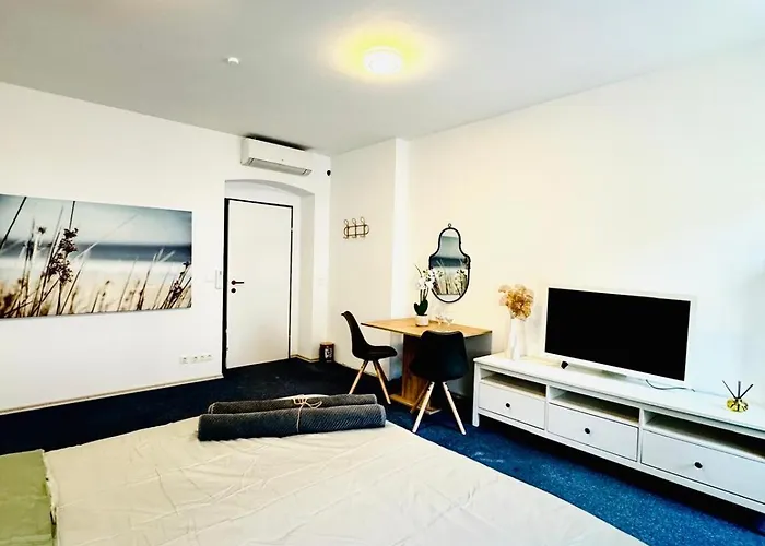 Apartment Private In Spacious 7-bedroom Apartment, Prime Location *