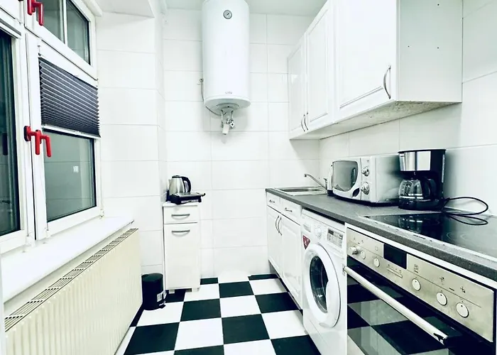 Private In Spacious 7-bedroom Apartment, Prime Location *