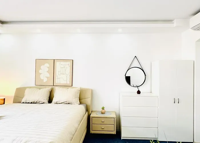 Private In Spacious 7-bedroom Apartment, Prime Location Apartment