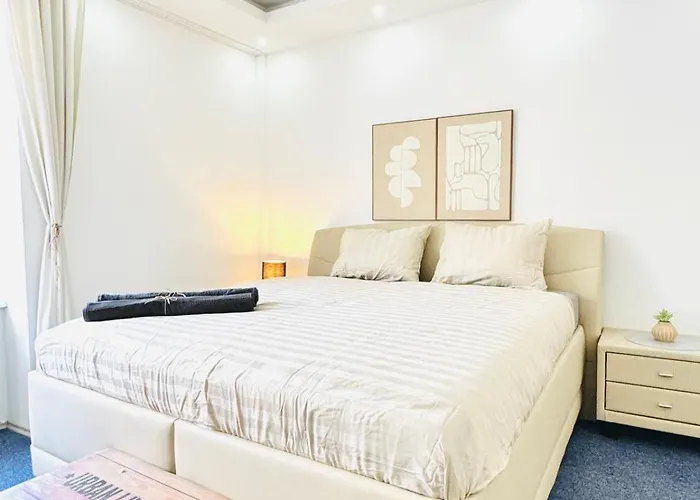 Apartment Private In Spacious 7-bedroom Apartment, Prime Location
