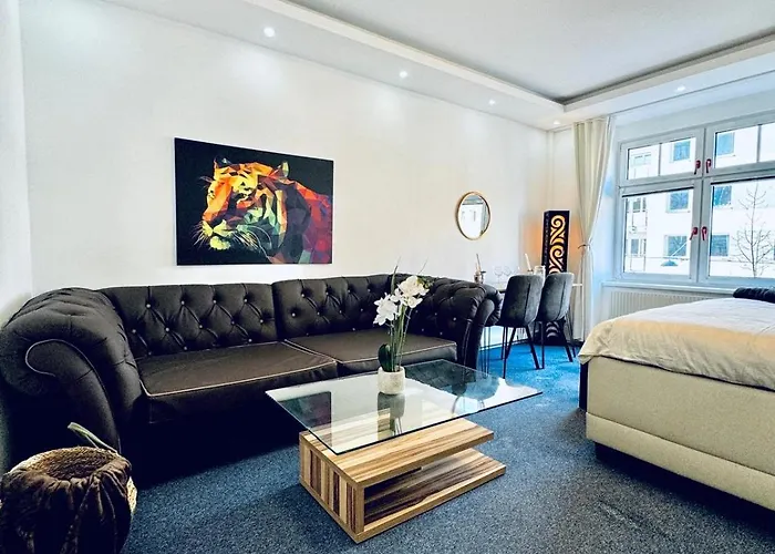 Apartment Private In Spacious 7-bedroom Apartment, Prime Location