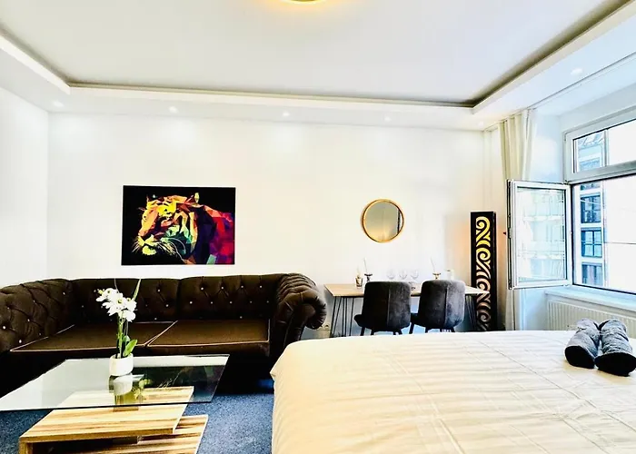 Apartment Private In Spacious 7-bedroom Apartment, Prime Location *