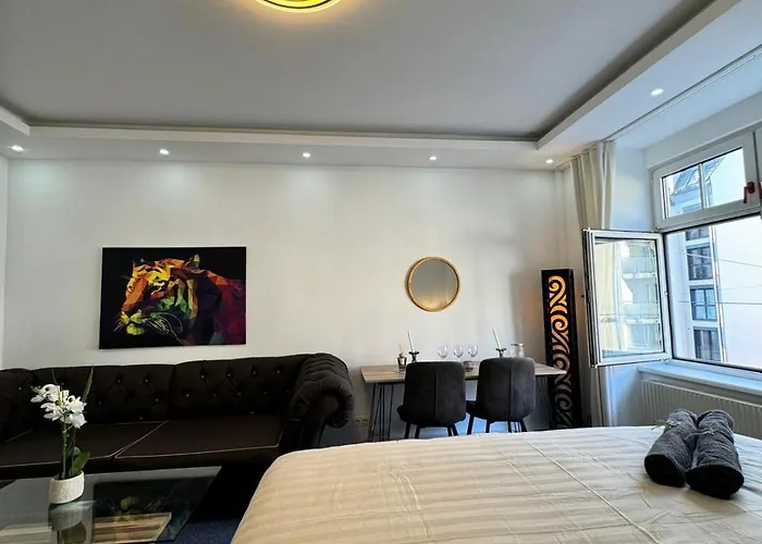 Private In Spacious 7-bedroom Apartment, Prime Location Apartment *