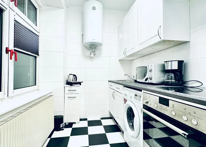 Apartment Private In Spacious 7-bedroom Apartment, Prime Location